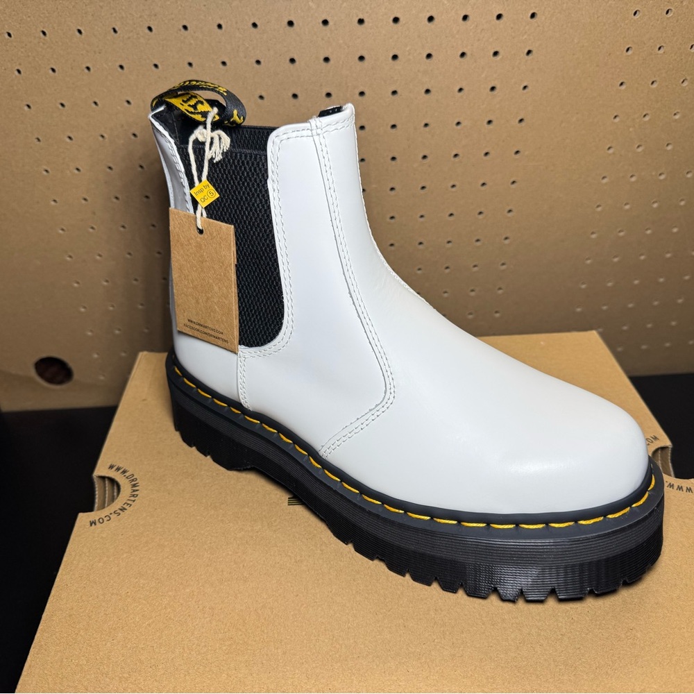Dr. Martens 3040 Chelsea Boot 9 Men/10 Women
White